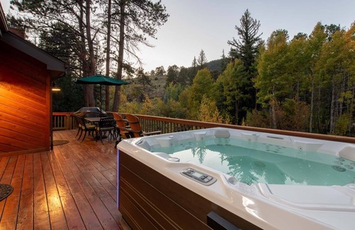 Aspen Brook House | Beautiful, Well-Equipped Home on River, Hot Tub, Close to Rocky Mtn. N P & YMCA