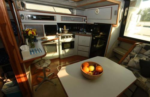 Catskill Boat Rental | Beautiful Yacht on Catskill Creek