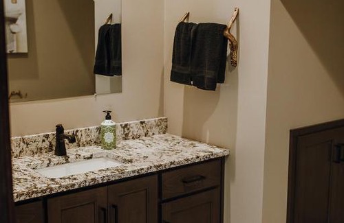Townsend House | Beautiful Year Round Family Lake Home (sleeps 16+)