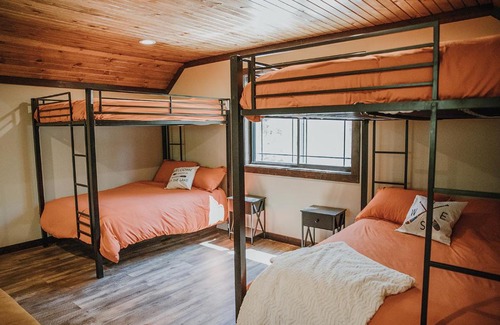 Townsend House | Beautiful Year Round Family Lake Home (sleeps 16+)