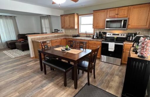 Townsend House | Beautiful Year Round Family Lake Home (sleeps 16+)