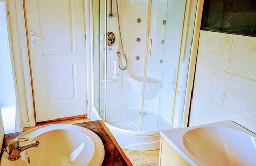Sigoules House | Beautifully restored 3 bedroom stone farmhouse near Bergerac sleeps 7
