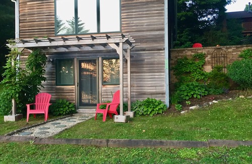 Bomoseen House | Beautifully appointed lake-view cottage with dock access