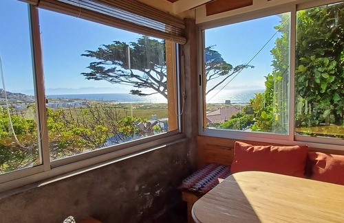 Glencairn Condo | Beautifully appointed apartment with sea views south of Cape Town in Glencairn