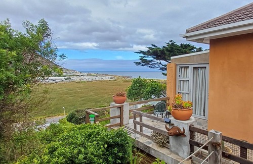 Glencairn Condo | Beautifully appointed apartment with sea views south of Cape Town in Glencairn