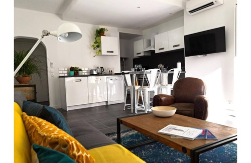 Old Town Apartment | Beautifully Bright Apartment in Old Town Saint-Tropez