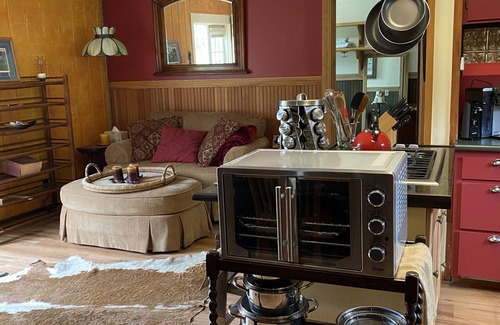 Thurston Cottage | Beautifully decorated Cottage on 30 acre ranch, accommodations for horses extra