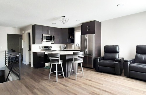Rochester House | Beautifully Designed Space. 1 Mile to Mayo Clinic.