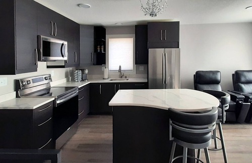 Rochester House | Beautifully Designed Space. 1 Mile to Mayo Clinic.