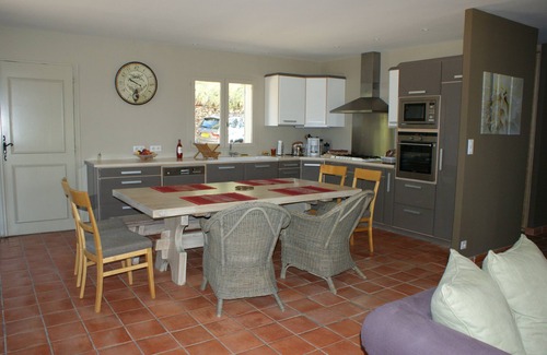 Cabrieres-d'Avignon House | Beautifully decorated house in a quiet natural setting with swimming pool and tennis court