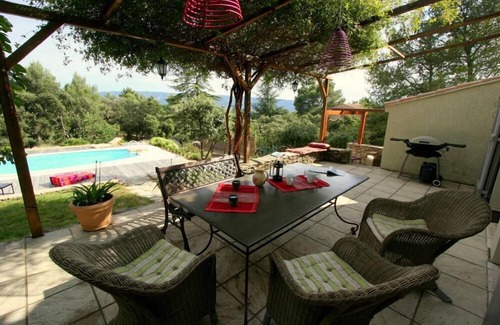 Cabrieres-d'Avignon House | Beautifully decorated house in a quiet natural setting with swimming pool and tennis court