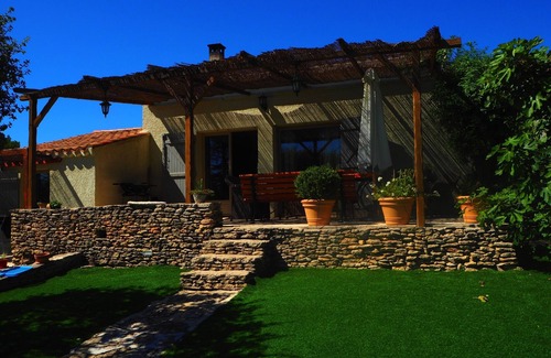 Cabrieres-d'Avignon House | Beautifully decorated house in a quiet natural setting with swimming pool and tennis court