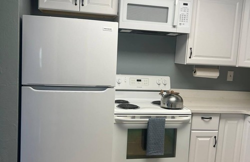 Forest Hills House | BEAUTIFULLY FURNISHED TWO-BEDROOM UNIT, LOADED WITH APPLIANCES AND PARKING