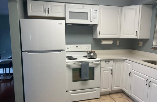 Forest Hills House | BEAUTIFULLY FURNISHED TWO-BEDROOM UNIT, LOADED WITH APPLIANCES AND PARKING