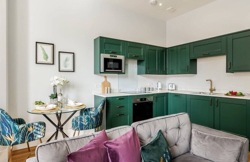 West Cliff Apartment | Beautifully Modern 1-Bed Apt w/Free Gym & Parking