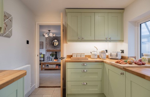 Witney Cottage | Beautifully presented dog friendly holiday cottage - Holly Tree Cottage