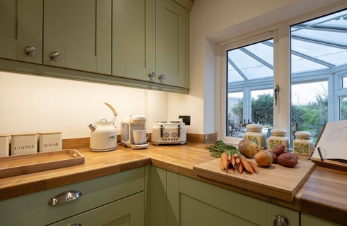 Witney Cottage | Beautifully presented dog friendly holiday cottage - Holly Tree Cottage