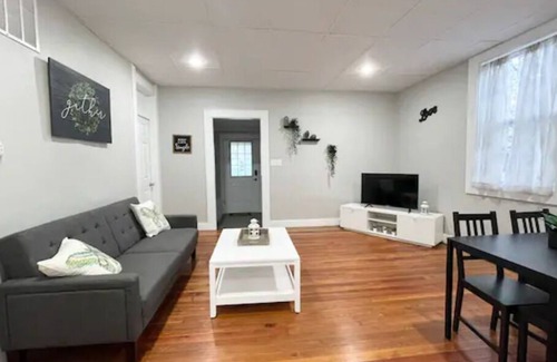 Franklin House | Beautifully Remodeled 2bd/2ba, Sleeps 7!