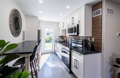 Cocoa Beach Apartment | Beautifully Renovated 16 Bedroom Accommodation