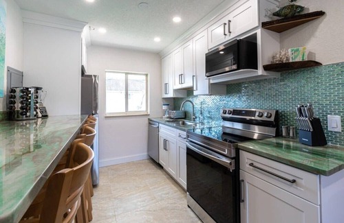 Cocoa Beach Apartment | Beautifully Renovated 16 Bedroom Accommodation