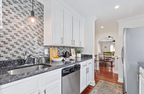 Cannonborough Elliotborough Apartment | Beautifully Restored Downtown Apartment