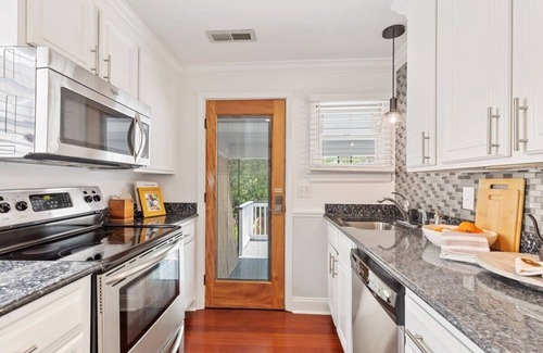 Cannonborough Elliotborough Apartment | Beautifully Restored Downtown Apartment