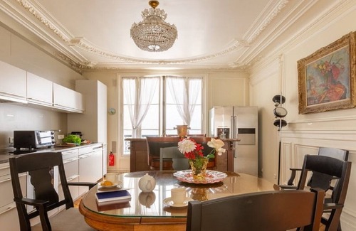 6th Arrondissement Apartment | BEAUTIFULLY VINTAGE- STUNNING ART DECOR IN ST GERMAIN DES PRES