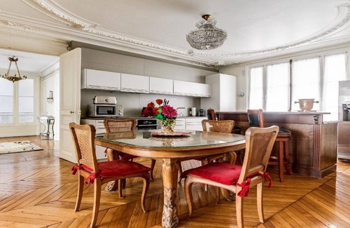 6th Arrondissement Apartment | BEAUTIFULLY VINTAGE- STUNNING ART DECOR IN ST GERMAIN DES PRES
