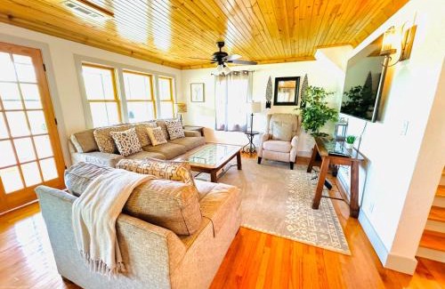 Prairie Creek House | Beaver Lake Modern Getaway -3 bedroom house