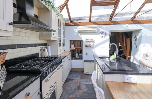 Eamont Bridge Cottage | BECKSIDE COTTAGE, pet friendly, character holiday cottage in Penrith
