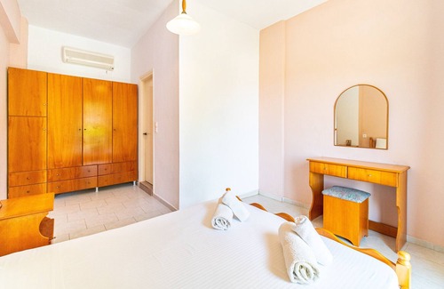 Marathias Apartment | Bed and Breakfast 'Family Apartment Marathias ' with Shared Terrace, Wi-Fi and Air Conditioning