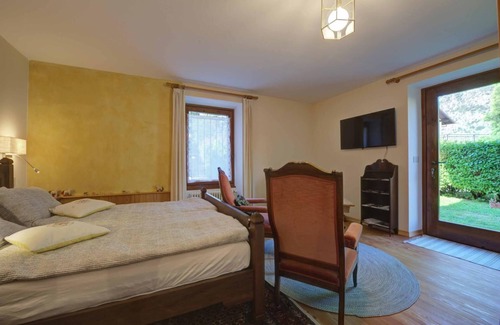 Issogne Bed & Breakfast | Bed and Breakfast 'Il Pellegrino' with Mountain View, Shared Garden and Wi-Fi
