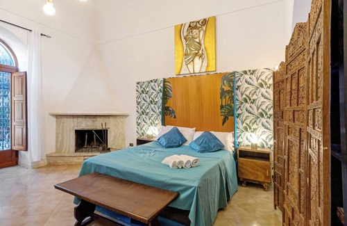 Seiano Bed & Breakfast | Bed and Breakfast 'Camera Augusto In Villa Vista Mare' with Shared Terrace, Private Garden and Wi-Fi