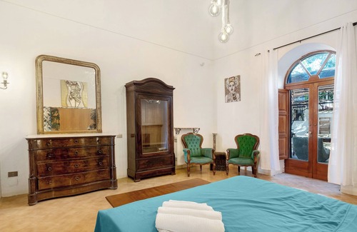 Seiano Bed & Breakfast | Bed and Breakfast 'Camera Augusto In Villa Vista Mare' with Shared Terrace, Private Garden and Wi-Fi