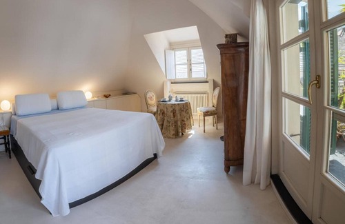 Genoa Historical Centre Bed & Breakfast | Bed and Breakfast 'Palazzo Giustiniani' with Balcony, Wi-Fi and Air Conditioning