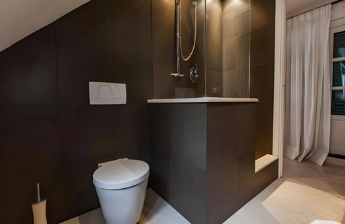 Genoa Historical Centre Bed & Breakfast | Bed and Breakfast 'Palazzo Giustiniani' with Balcony, Wi-Fi and Air Conditioning