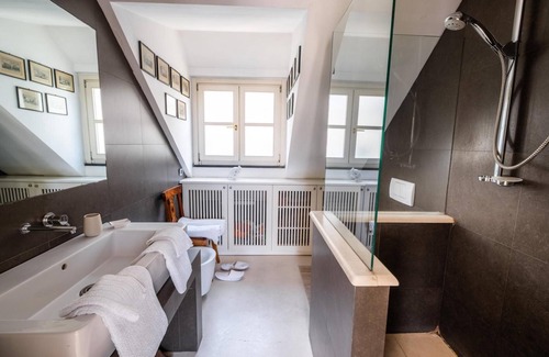Genoa Historical Centre Bed & Breakfast | Bed and Breakfast 'Palazzo Giustiniani' with Balcony, Wi-Fi and Air Conditioning