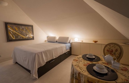 Genoa Historical Centre Bed & Breakfast | Bed and Breakfast 'Palazzo Giustiniani' with Balcony, Wi-Fi and Air Conditioning