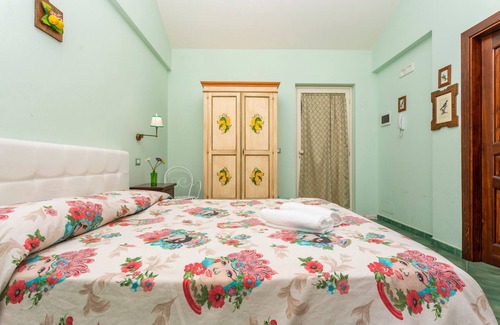 Calatabiano Bed & Breakfast | Bed and Breakfast 'Sole' with Sea View, Shared Pool and Wi-Fi