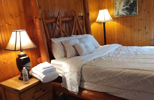 Ludlam Bed & Breakfast | Bed and fresh breakfast and green areas.contac for natural farm