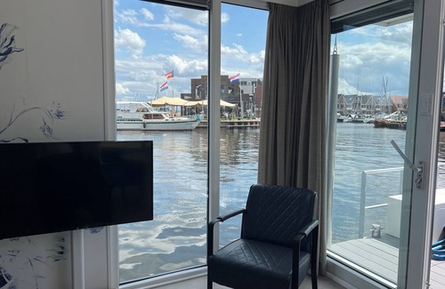 Bunschoten Boat Rental | Bed and B-ootje in the harbor of Spakenburg