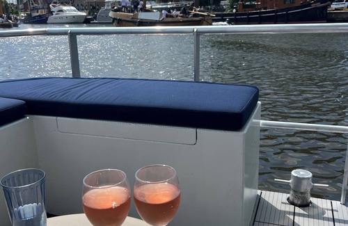 Bunschoten Boat Rental | Bed and B-ootje in the harbor of Spakenburg