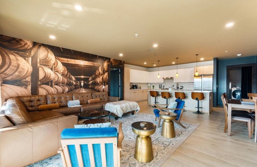 Downtown Nashville Condo | Bed & Barrel: Luxury Condo w/Pool