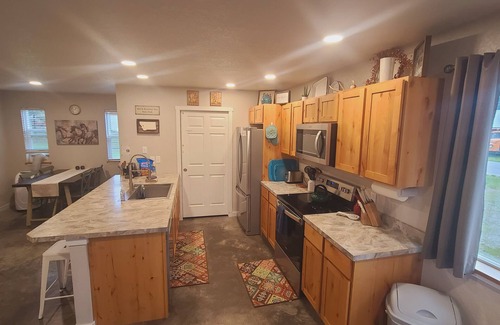 St. Regis House | Bed & Breakfast Nook ❤ Fenced Yard ❤ Hot Tub ❤ Heated Floors ❤ Pet Friendly