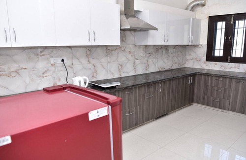 Bullawala Apartment | Bed & Breakfast with Balcony Overlooking Mountains