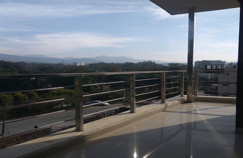 Bullawala Apartment | Bed & Breakfast with Balcony Overlooking Mountains