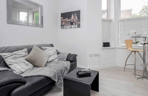 Bedford Apartment | Bedford Park St Michaels1 by Homely Spaces 1BR Apt