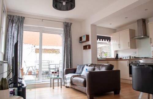 Kempston Apartment | Bedford Road Garden Apartment with Free Parking, WiFi and Netflix