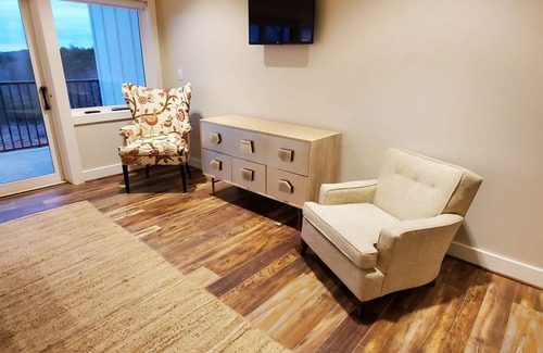 Westfield House | Bedroom 1 - Modern Farmhouse Styled Lodge with Beautiful Views and a Restaurant