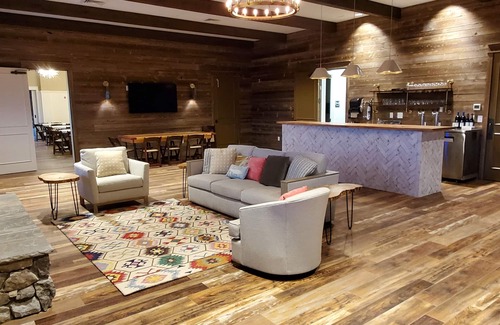 Westfield House | Bedroom 1 - Modern Farmhouse Styled Lodge with Beautiful Views and a Restaurant